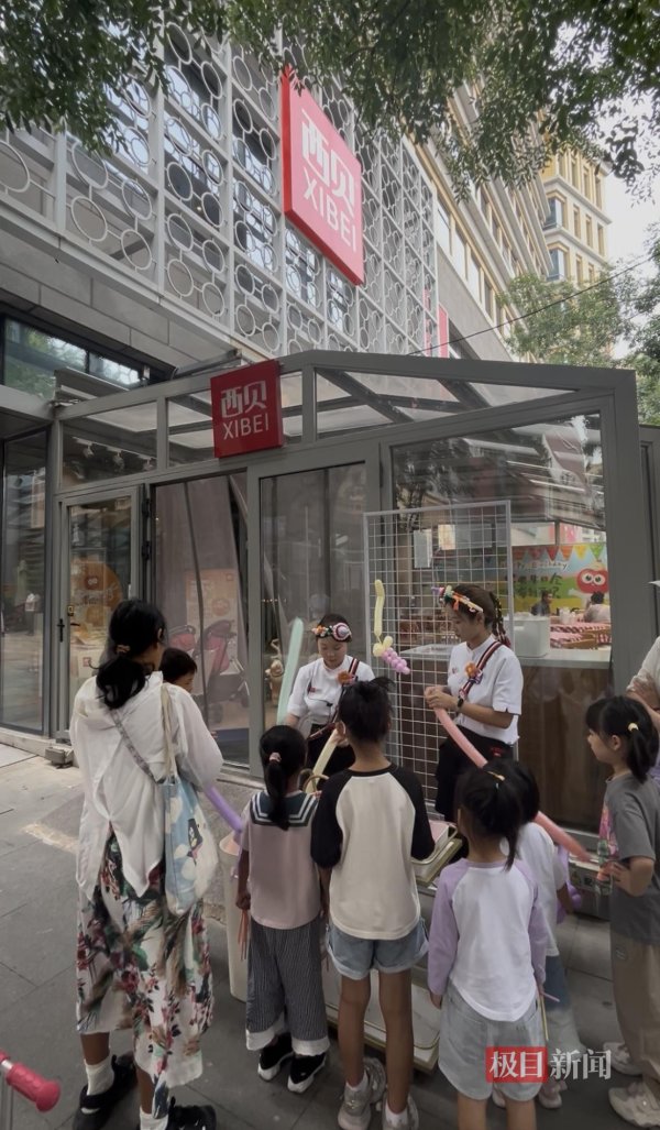 低息配资开户 实探罗永浩就餐的西贝门店：40余桌基本坐满，老罗包间上午10点就被预定，有顾客大喊“特意来支持贾总”